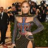 Jennifer Lopez atraiu flashs com o look poderoso da Balmain e wet hair