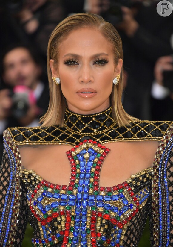 Jennifer Lopez, com joias Tiffany & Co, apareceu com os fios curtos no Met Gala 2018