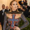 Jennifer Lopez vestiu Balmain no evento de gala: seu longo tinha uma cruz azul bordada no colo