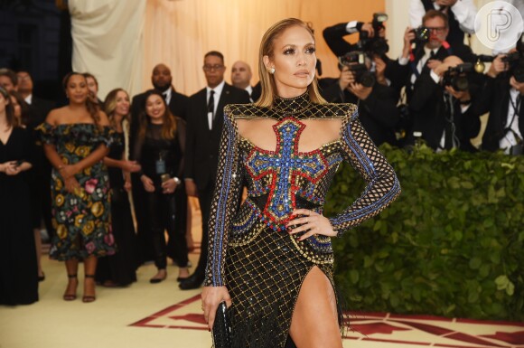 Jennifer Lopez vestiu Balmain no evento de gala: seu longo tinha uma cruz azul bordada no colo