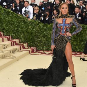 Jennifer Lopez combinou fenda, cauda de plumas e bordado em look do Met Gala, realizado nesta segunda, 07 de maio de 2018