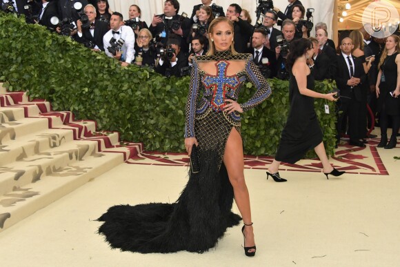 Jennifer Lopez combinou fenda, cauda de plumas e bordado em look do Met Gala, realizado nesta segunda, 07 de maio de 2018