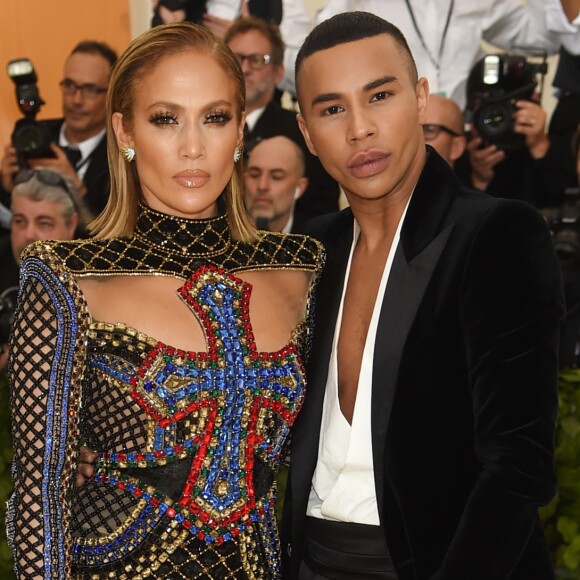 Jennifer Lopez posa com o estilista da Balmain, Olivier Rousteing