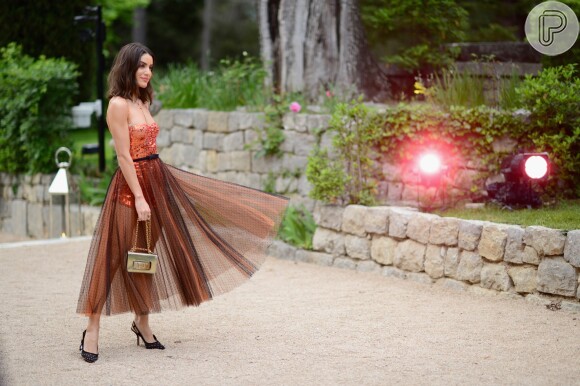 A influencer Camila Coelho também investiu na fluidez para o jantar da Dior