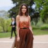 Camila Coelho completou a produçãocom scarpin e bolsa dourada da Dior