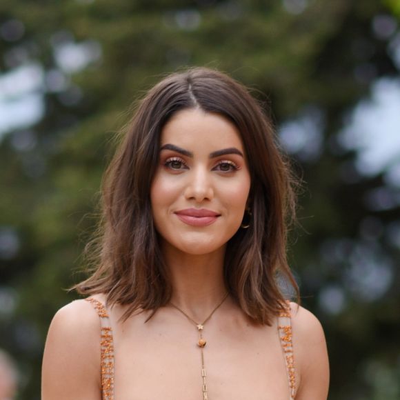 Camila Coelho completou a produçãocom scarpin e bolsa dourada da Dior
