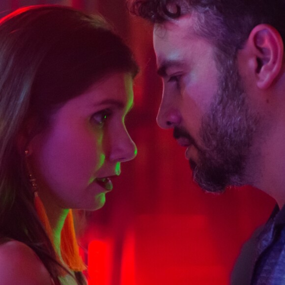 Juvenal (Anderson Di Rizzi) confronta Desireé (Priscila Assun) ao encontrá-la no prostíbulo no antepenúltimo capítulo da novela 'O Outro Lado do Paraíso': 'Foi eu virar as costas e você já caiu na vida! Eu vim aqui à toa'