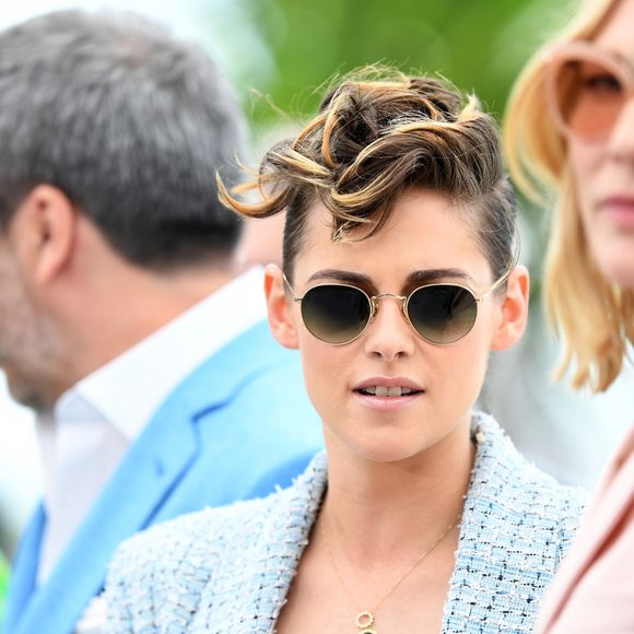 Com óculos de sol e colar delicado, Kristen Stewart prestigiou evento na Riviera Francesa