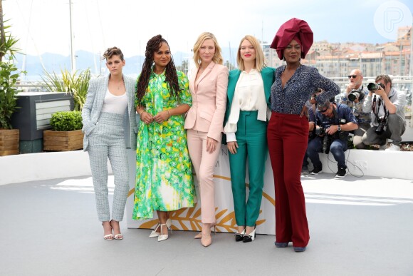 Kristen Stewart posou com Lea Seydoux, Cate Blanchett, Ava DuVernay e Khadja Nin para um photocall na Riviera Francesa