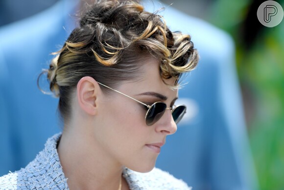 Sem joais, Kristen Stewart investiu em penteado ousado