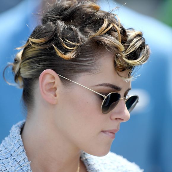 Sem joais, Kristen Stewart investiu em penteado ousado