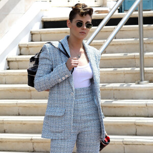 Kristen Stewart usou um macacão azul-celeste com um top branco da grife Chanel em evento na Riviera Francesa