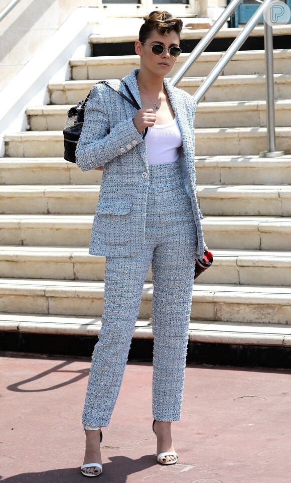 Kristen Stewart usou um macacão azul-celeste com um top branco da grife Chanel em evento na Riviera Francesa