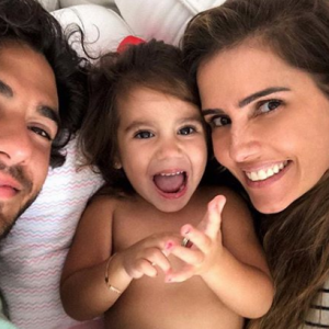 Maria Flor, de dois anos, é a primeira filha do casal Deborah Secco e Hugo Moura