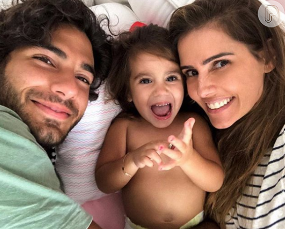 Maria Flor, de dois anos, é a primeira filha do casal Deborah Secco e Hugo Moura