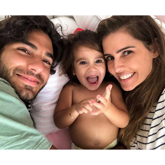 Maria Flor, de dois anos, é a primeira filha do casal Deborah Secco e Hugo Moura