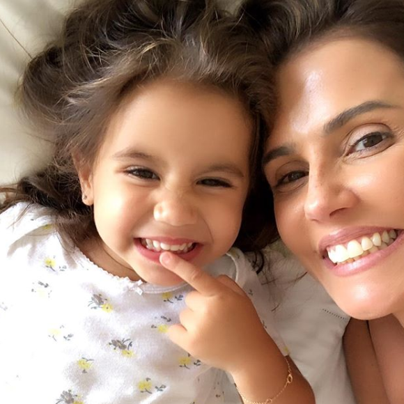 Deborah Secco diz que está aprendendo inglês para acompanhar a evolução da Maria Flor na escola