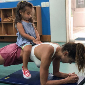 Deborah Secco contou que voltou à academia para melhorar a sua performance como mãe: 'Preciso ter energia para brincar com ela'