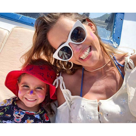 Deborah Secco admite que teve dificuldade para colocar a pequena Maria Flor na escola: 'Foi uma escolha do Hugo'