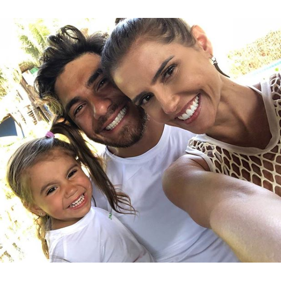 Deborah Secco e Hugo Moura fazem sucesso ao compartilhar fotos da pequena Maria Flor nas redes sociais