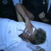 Chorando e escondendo o rosto, Neymar deixa hospital em Fortaleza (04 de julho de 2014)