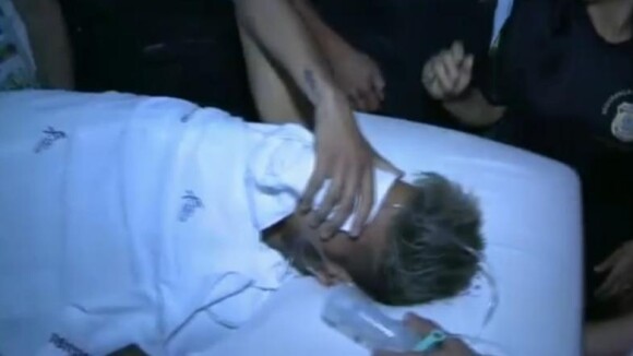 Chorando e escondendo o rosto, Neymar recebe alta de hospital em Fortaleza
