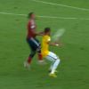 Ao invés de ir na bola, o colombiano deu uma joelhada nas costas de Neymar