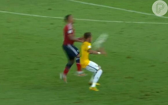 Ao invés de ir na bola, o colombiano deu uma joelhada nas costas de Neymar