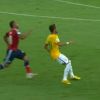 Neymar estava de olho em um lance, quando Zuñiga veio por trás