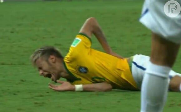 Neymar gritou de dor, após a joelhada nas costas