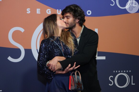 Deborah Secco trocou beijos com o marido, Hugo Moura, no lançamento da novela 'Segundo Sol'