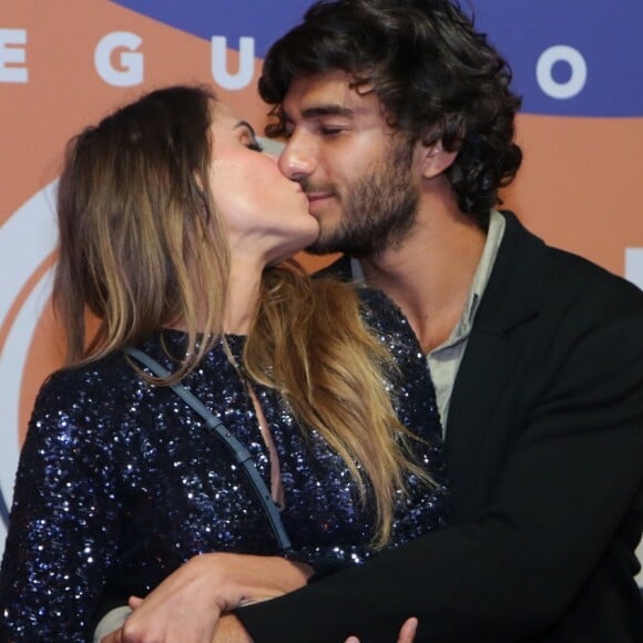 Deborah Secco trocou beijos com o marido, Hugo Moura, no lançamento da novela 'Segundo Sol'