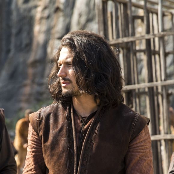 Afonso (Romulo Estrela) rebate provocação de Rodolfo (Johnny Massaro) na novela 'Deus Salve o Rei': 'Você fez muito pior: me enviou para o inferno, Rodolfo. Esqueceu? Para a pedreira de Angór, de onde eu só deveria ter saído morto'