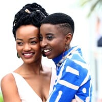 Hair cuffs, delineado azul e look retrô: atrizes quenianas se destacam em Cannes
