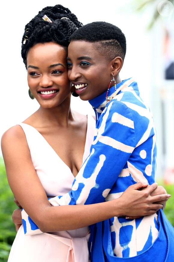 Sheila Munyiva, de nude e Samantha Mugatsia, de azul, são atrizes quenianas do filme 'Rafiki' e chamaram atenção no Festival de Cannes pelo visual estiloso