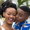 Exaltando a liberdade de expressão, as protagonistas Sheila Munyiva e Samantha Mugatsia, do filme queniano 'Rafiki', apostaram em visuais estilosos com delineado azul, produções de inspiração oitentista e hair cuffs no Festival de Cannes 2018