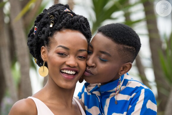 Exaltando a liberdade de expressão, as protagonistas Sheila Munyiva e Samantha Mugatsia, do filme queniano 'Rafiki', apostaram em visuais estilosos com delineado azul, produções de inspiração oitentista e hair cuffs no Festival de Cannes 2018