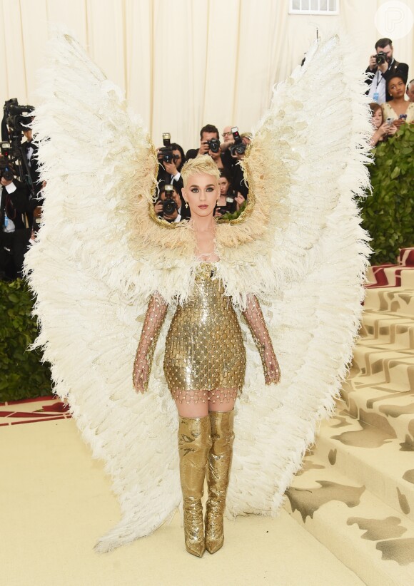 Katy Perry surgiu com uma maquiagem dourada no Met Gala 2018