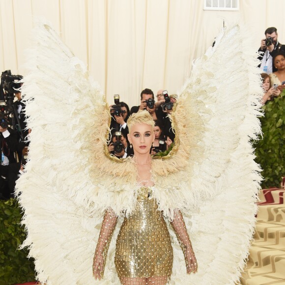 Katy Perry surgiu com uma maquiagem dourada no Met Gala 2018