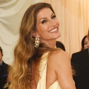 Gisele Bündchen combinou a sombra ouro com o vestido dourado no Met Gala 2018