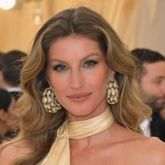 Gisele Bündchen usou sombra ouro na maquiagem tanto no côncavo, mas também na linha inferior dos olhos durante o Met Gala 2018