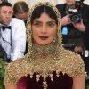 A sombra dourada de Priyanka Chopra combinou com o seu véu durante o Met Gala 2018