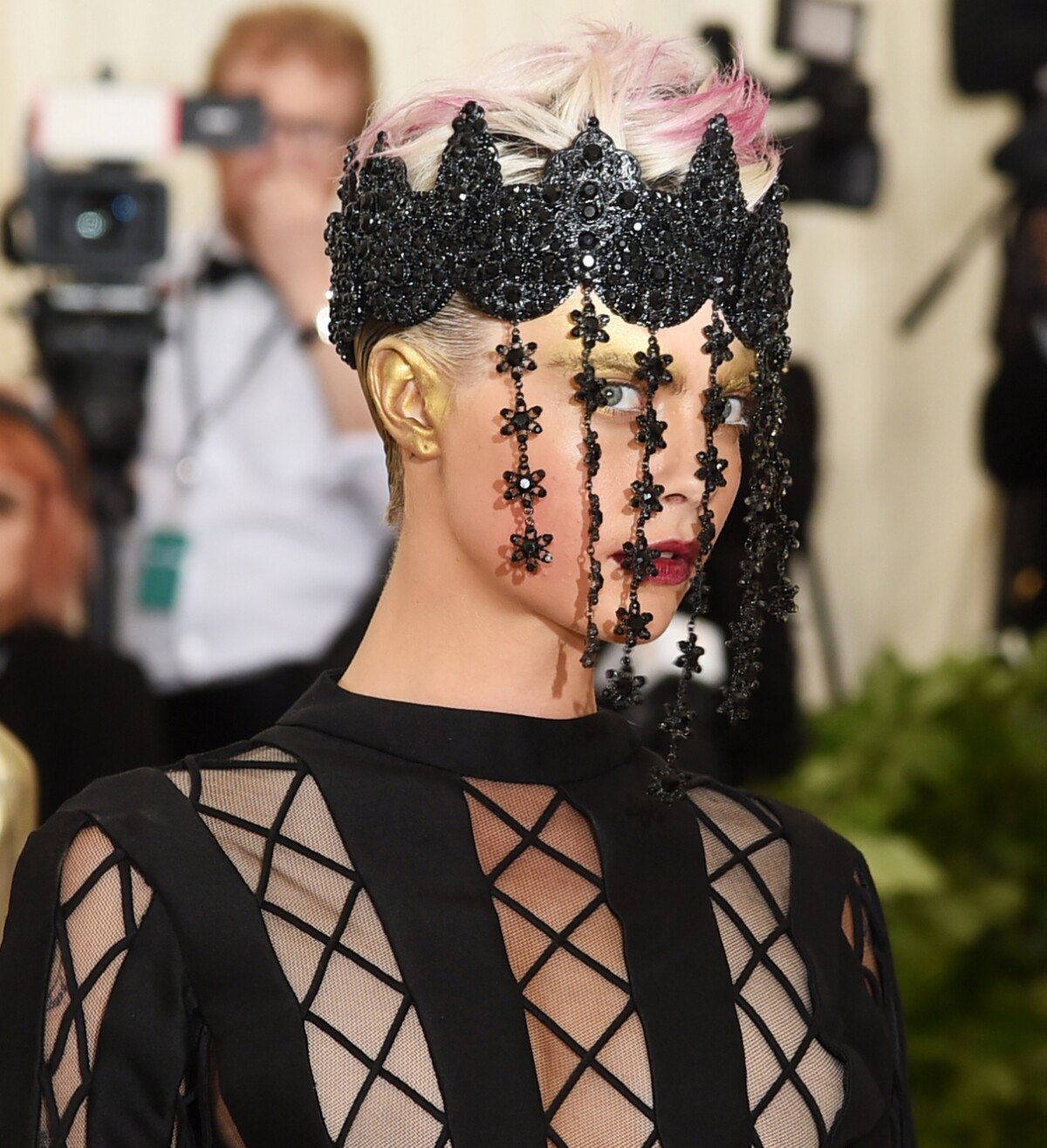 Foto: Cara Delevingne invocou e usou a maquiagem dourada tanto nas ...