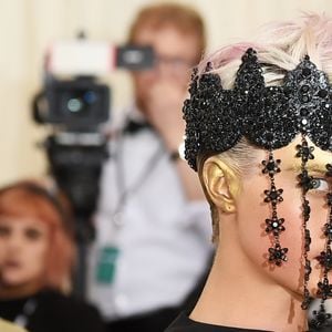 Cara Delevingne invocou e usou a maquiagem dourada tanto nas orelhas como também acima das sobrancelhas no Met Gala 2018