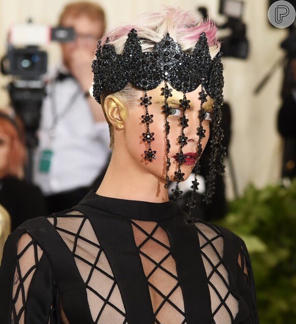Cara Delevingne invocou e usou a maquiagem dourada tanto nas orelhas como também acima das sobrancelhas no Met Gala 2018