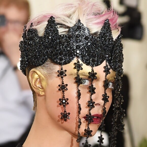 Cara Delevingne invocou e usou a maquiagem dourada tanto nas orelhas como também acima das sobrancelhas no Met Gala 2018
