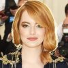 A atriz Emma Stone surgiu elegante com olhos dourados e um leve glow no rosto durante o Met Gala 2018