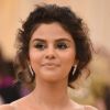 Selena Gomez combinou a sombra dourada superpigmentada com o batom nude para o Met Gala 2018