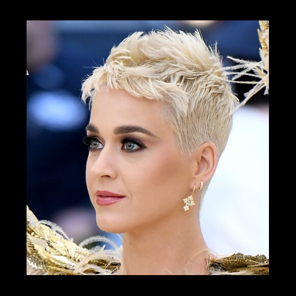 Katy Perry investiu no dourado para a maquiagem do Met Gala 2018