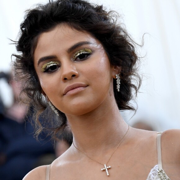 Selena Gomez apostou na sombra dourada bem pigmentada para a maquiagem do Met Gala 2018